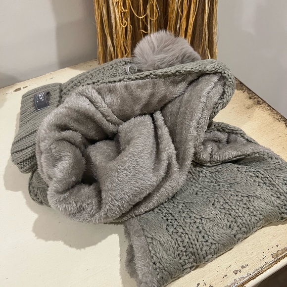 UGG Grey Hat & Infinity Scarf set - Picture 2 of 2